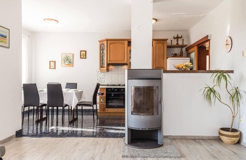 Povljana Apartment | Awesome apartment in Povljana with WiFi