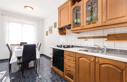 Povljana Apartment | Awesome apartment in Povljana with WiFi
