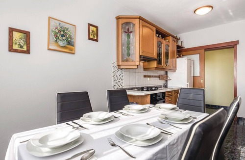 Povljana Apartment | Awesome apartment in Povljana with WiFi
