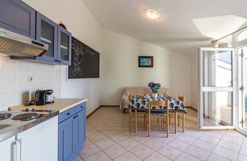Pula Apartment | Awesome apartment in Pula with house sea view