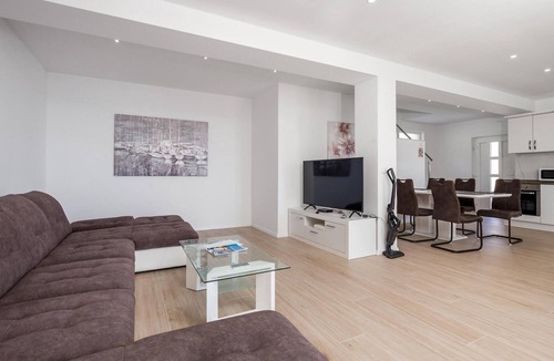 Banjol House | Awesome home in Banjol