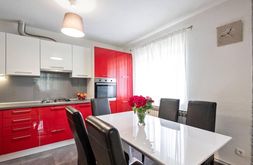 Imotski House | Awesome home in Vinjani Gornji