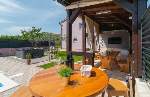 Hrvace House | Awesome home in Hrvace