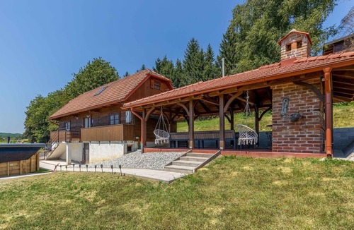 Ozalj House | Awesome home in Jaskovo with heated swimming pool