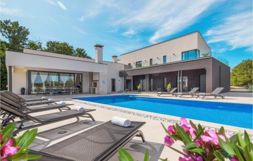 Kujici House | Awesome Home In Kujici With Sauna