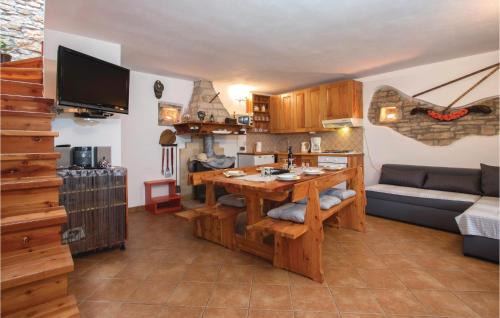 Cabrunici House | Awesome Home In Svetvincenat With Wifi