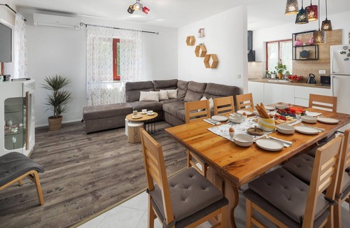 Tinjan House | Awesome home in Tinjan