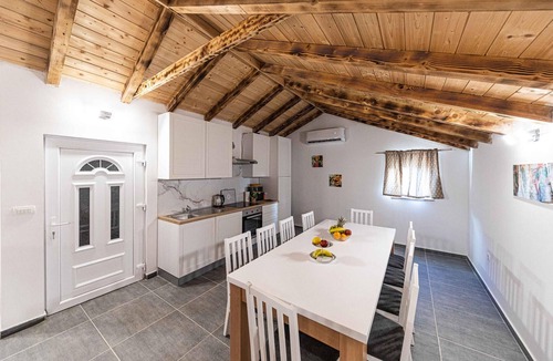 Trilj House | Awesome home in Ugljane