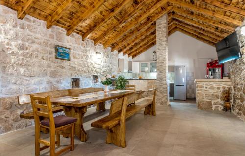 Unesic House | Awesome Home In Unesic
