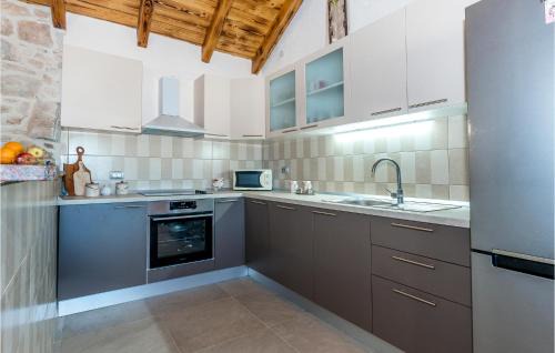 Unesic House | Awesome Home In Unesic