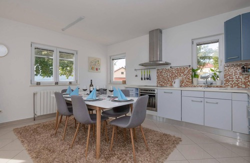 Imotski House | Awesome home in Vinjani Donji