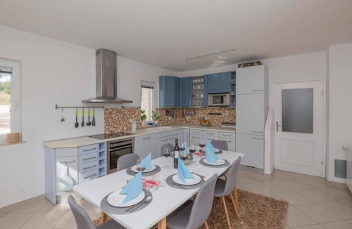 Imotski House | Awesome home in Vinjani Donji