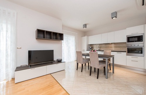 Novalja Apartment | Azure retreat by the garden lane