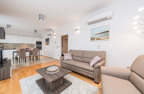 Novalja Apartment | Azure retreat by the garden lane