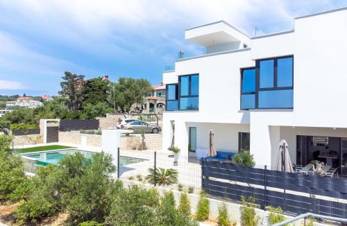 Jakisnica Villa | Bay Diamond Villa with heated pool and sauna