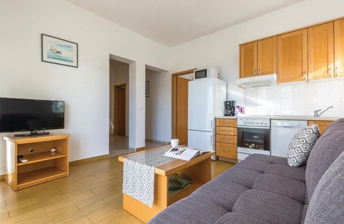 Makarska Apartment | Beach front apartment in Makarska