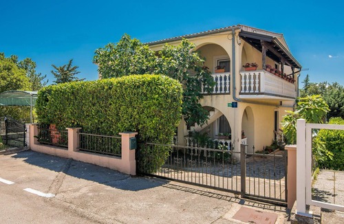 Krk Apartment | Beach front apartment in Pinezici