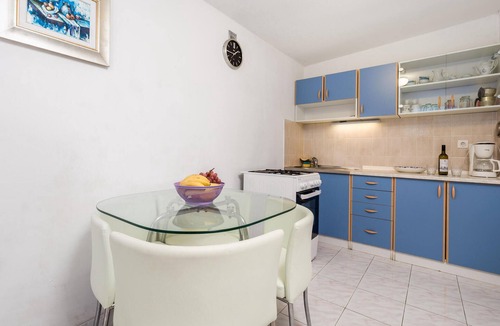 Senj Apartment | Beach front apartment in Starigrad with WiFi