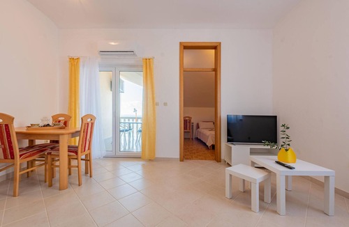 Kosljun Apartment | Beach front apartment in Kosljun with WiFi