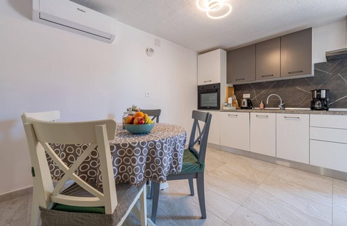 Zdrelac Apartment | Beach front apartment in Zdrelac with WiFi