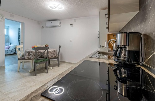 Zdrelac Apartment | Beach front apartment in Zdrelac with WiFi