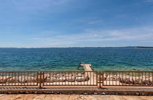 Zdrelac Apartment | Beach front apartment in Zdrelac with WiFi