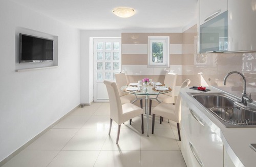 Ravni Apartment | Beach front apartment in Ravni with WiFi