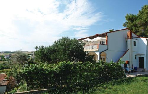 Vlasici Apartment | Beach Front Apartment In Vlasici With Wifi