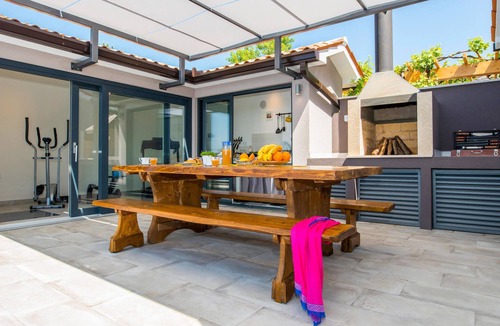 Viskovici House | Beach front home in Koromacno with sauna