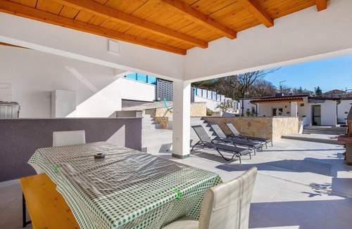 Sarsoni House | Beach front home in Rijeka