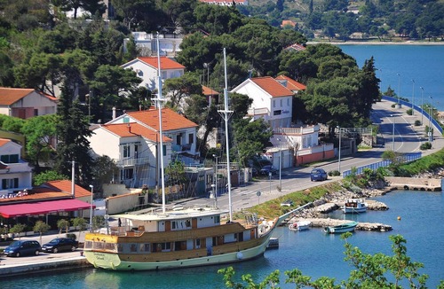 Tijesno House | Beach front home in Tisno with WiFi