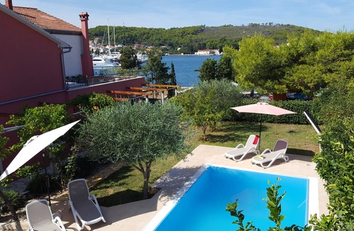 Sutomiscica Villa | Beach house, 4 people, private pool, garden, terrace, family & kids