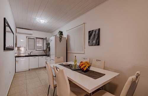 Vela Luka House | Beachfront family-friendly house with hot tub Cove Stratinčica, Korčula (K-9265)