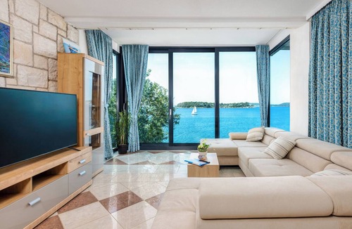 Lozica Apartment | Beachfront Royal Suite