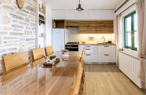 Tkon House | Beautiful and authentic vacation home with panoramic views of the sea.