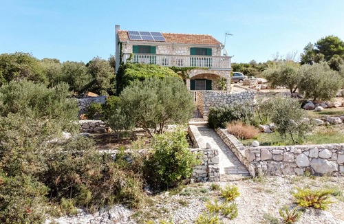 Tkon House | Beautiful and authentic vacation home with panoramic views of the sea.