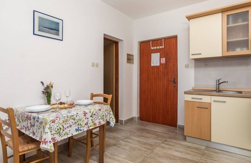 Vratarusa Apartment | Beautiful apartment for 2 guests with WIFI, pool, A/C, TV, terrace and pets allowed