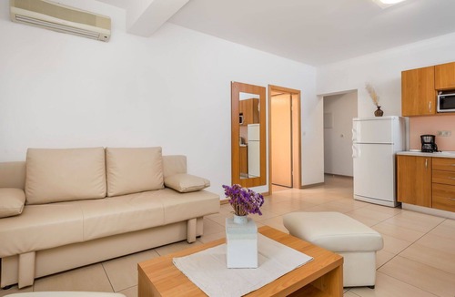 Rab Town Apartment | Beautiful apartment for 4 guests with WIFI, A/C, pool, TV, patio and pets allowed