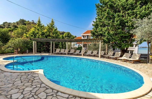 Rab Town Apartment | Beautiful apartment for 4 guests with WIFI, A/C, pool, TV, patio and pets allowed