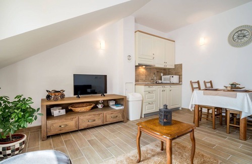 Senj Apartment | Beautiful apartment for 4 people with WIFI, pool, TV, terrace and pets allowed