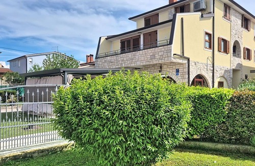 Finida Apartment | Beautiful apartment for 4 guests with WIFI, A/C, TV, terrace and pets allowed