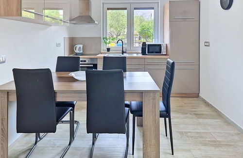 Valica Apartment | Beautiful apartment for 5 guests with WIFI, A/C, private pool, TV, terrace and pets allowed