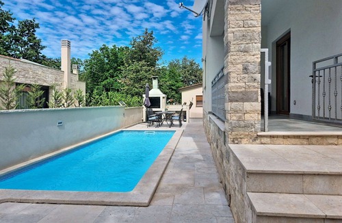 Valica Apartment | Beautiful apartment for 5 guests with WIFI, A/C, private pool, TV, terrace and pets allowed