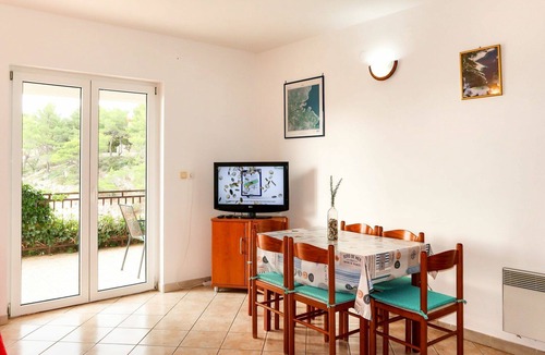 Vrbanj Apartment | Beautiful apartment for 5 people with WIFI, TV, balcony and pets allowed