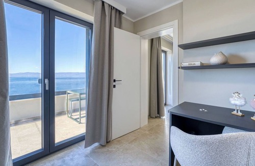 Municipality of Omisalj Apartment | Beautiful apartment for 6 guests with A/C, private pool, WIFI, TV and terrace