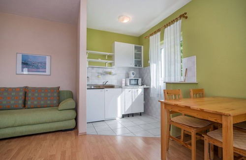 Smrika Apartment | Beautiful apartment for 4 guests with WIFI, pool, A/C, TV and patio