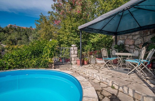 Smrika Apartment | Beautiful apartment for 4 guests with WIFI, pool, A/C, TV and patio