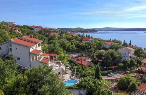 Smrika Apartment | Beautiful apartment for 4 guests with WIFI, pool, A/C, TV and patio