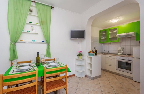 Omisalj Apartment | Beautiful apartment in Omisalj with WiFi