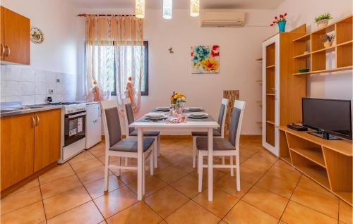 Sisan Apartment | Beautiful Apartment In Liznjan With Wifi